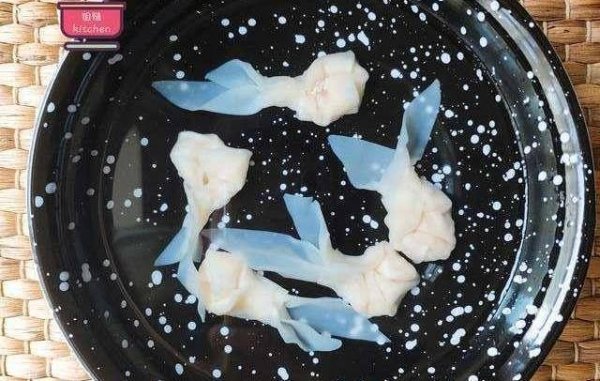 怎样包小金鱼馄饨-小金鱼馄饨的包法1