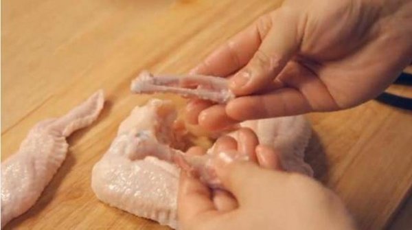 鸡全翅不烤如何吃-鸡翅包饭的做法2