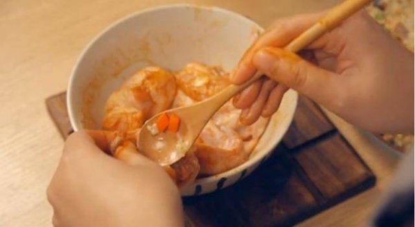 鸡全翅不烤如何吃-鸡翅包饭的做法8