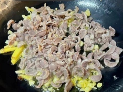 蒜苗炒鸡胗怎么做好吃-蒜苗炒鸡胗的做法7