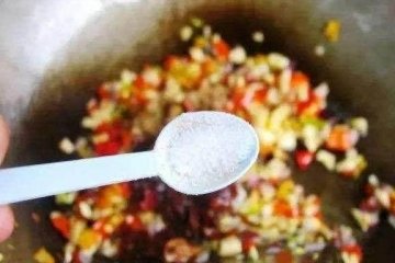 炒菜时什么时候放盐好-炒菜放盐什么时候最佳3