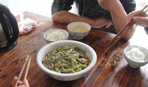 吃生花生能缓解胃酸烧心吗-胃烧心可以吃花生吗4