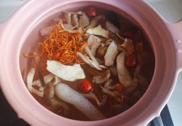 鹌鹑菌菇汤怎么熬-鹌鹑菌菇汤的做法4