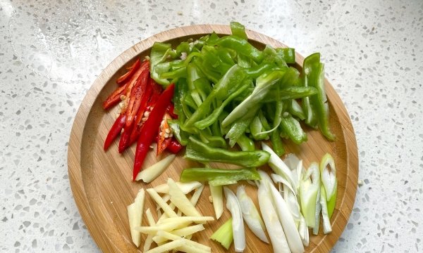 小河虾怎么爆炒好吃-爆炒小河虾的家常做法4