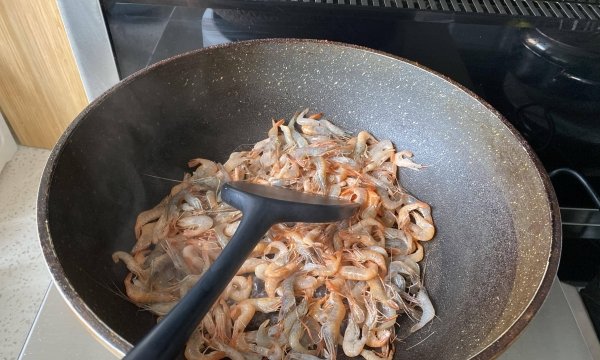 小河虾怎么爆炒好吃-爆炒小河虾的家常做法5