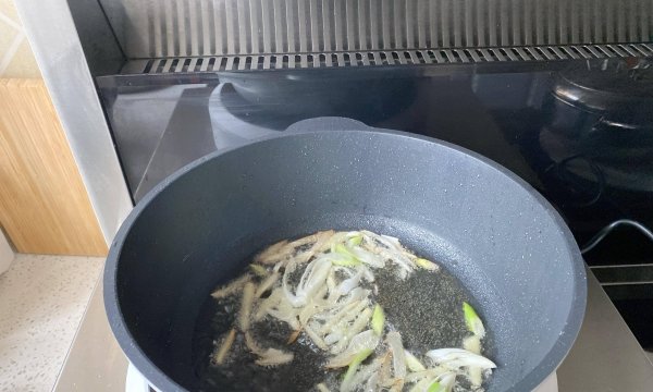 小河虾怎么爆炒好吃-爆炒小河虾的家常做法6