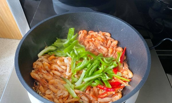 小河虾怎么爆炒好吃-爆炒小河虾的家常做法7