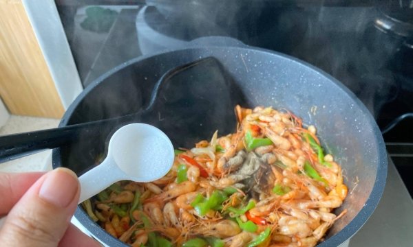 小河虾怎么爆炒好吃-爆炒小河虾的家常做法9