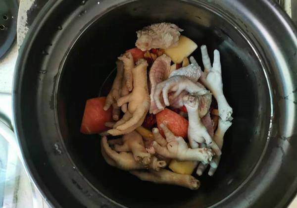 鸡脚瘦肉苹果汤的做法-苹果瘦肉鸡脚汤功效5
