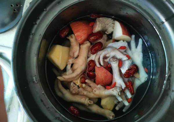 鸡脚瘦肉苹果汤的做法-苹果瘦肉鸡脚汤功效6