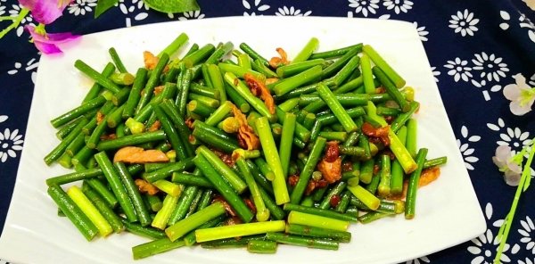 炒蒜苔用焯水吗-炒蒜苔的做法1