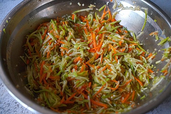 立冬吃什么-西葫芦香菇馅饺子的做法6
