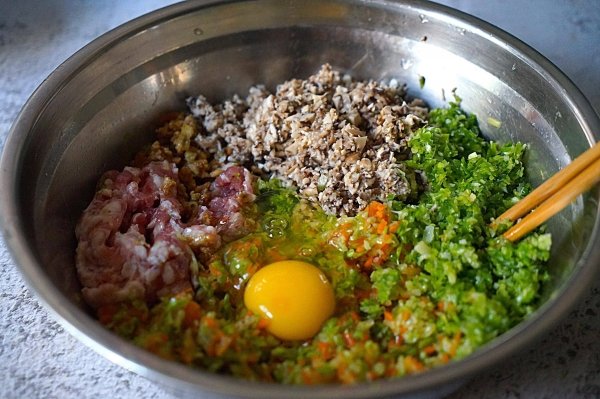 立冬吃什么-西葫芦香菇馅饺子的做法8