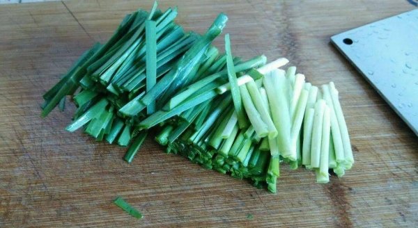 里脊肉炒香菇怎么炒-韭菜香菇炒里脊的做法3