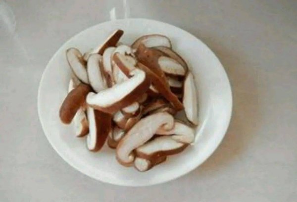 里脊肉炒香菇怎么炒-韭菜香菇炒里脊的做法4