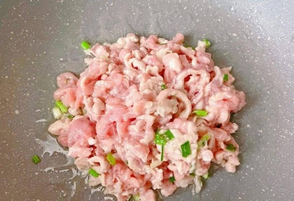 里脊肉炒香菇怎么炒-韭菜香菇炒里脊的做法6