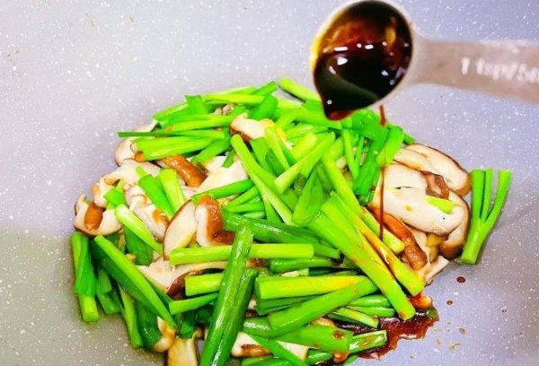 里脊肉炒香菇怎么炒-韭菜香菇炒里脊的做法7