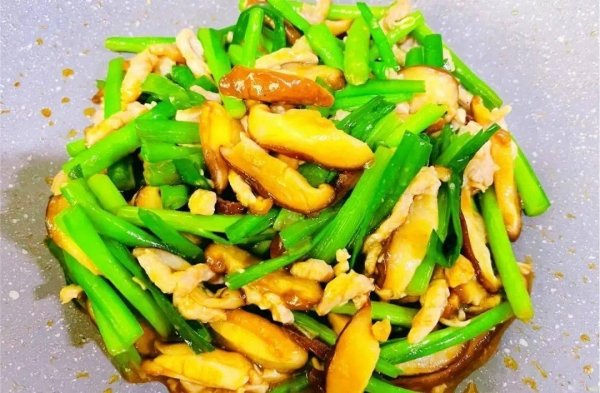 里脊肉炒香菇怎么炒-韭菜香菇炒里脊的做法8