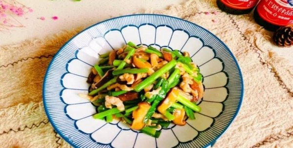 里脊肉炒香菇怎么炒-韭菜香菇炒里脊的做法9