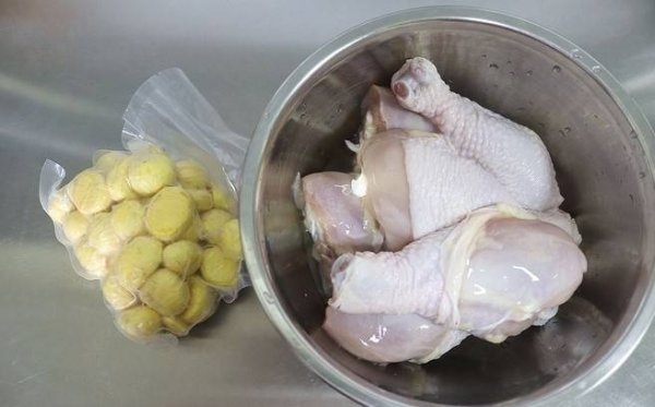 栗子炖鸡怎么做好吃-栗子炖鸡的功效和作用2