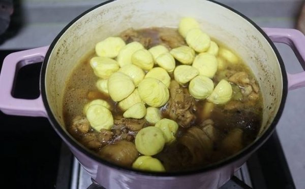 栗子炖鸡怎么做好吃-栗子炖鸡的功效和作用7