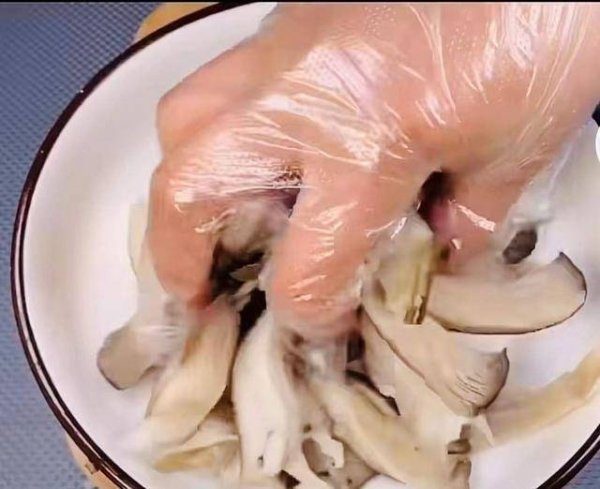 炸蘑菇需要焯水吗-炸蘑菇的家常做法3