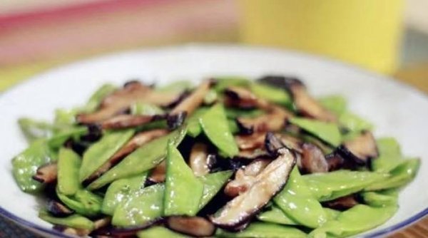 辣炒蟹味菇怎么做好吃-辣炒蟹味菇的做法2