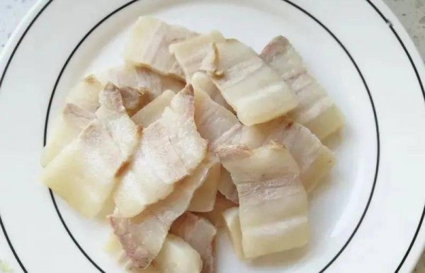 青蒜香干回锅肉-青蒜香干回锅肉的做法3