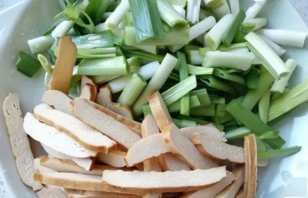 青蒜香干回锅肉-青蒜香干回锅肉的做法4