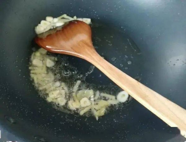 青蒜香干回锅肉-青蒜香干回锅肉的做法5