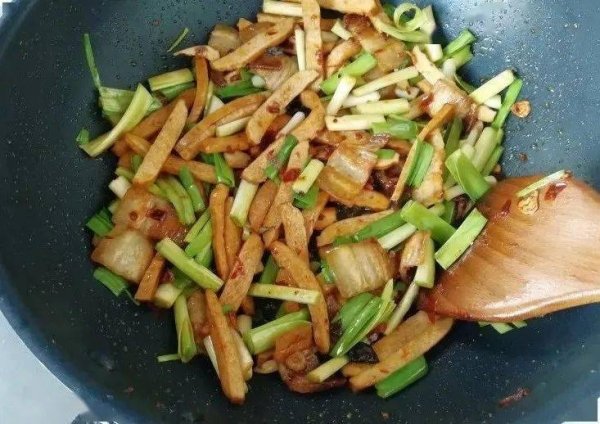 青蒜香干回锅肉-青蒜香干回锅肉的做法9