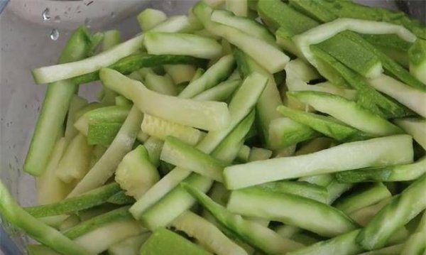 小炒西葫芦要焯水吗-小炒西葫芦的做法7