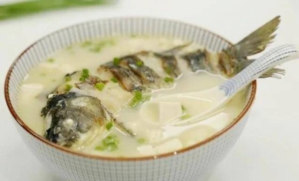 炖鱼汤一定不能放的3种调料有哪些-炖鱼汤的做法2