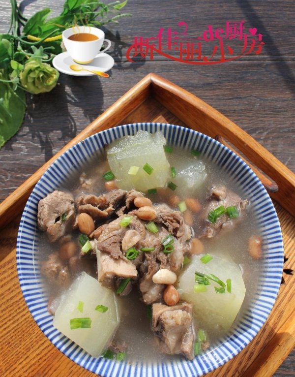 吃什么驱寒暖胃-冬瓜花生米筒骨汤的做法4