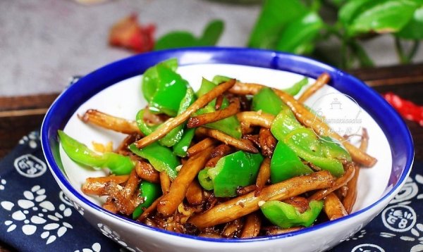 油炸茶树菇要焯水吗-干炒茶树菇的做法2