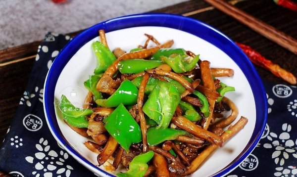 油炸茶树菇要焯水吗-干炒茶树菇的做法3