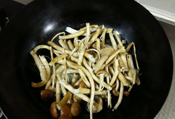 油炸茶树菇要焯水吗-干炒茶树菇的做法7