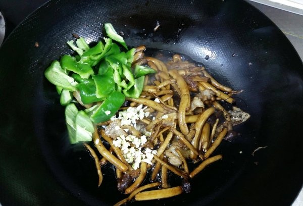 油炸茶树菇要焯水吗-干炒茶树菇的做法9