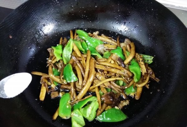 油炸茶树菇要焯水吗-干炒茶树菇的做法10