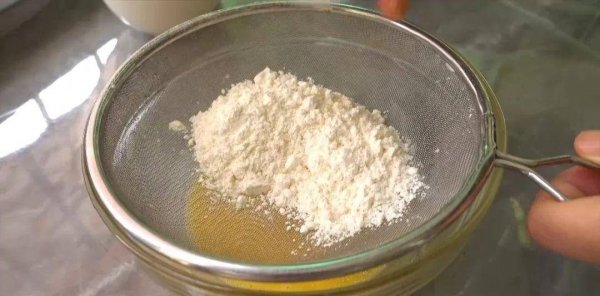 怎样制作红丝绒蛋糕-红丝绒蛋糕制作方法4