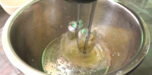 怎样制作红丝绒蛋糕-红丝绒蛋糕制作方法6