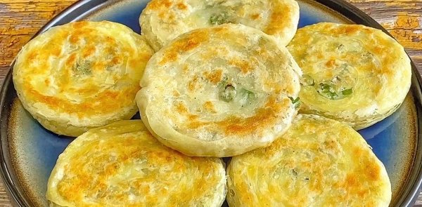 葱油饼怎么和面做又软又好吃窍门-葱油饼的家常做法1