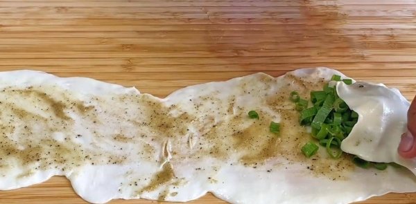 葱油饼怎么和面做又软又好吃窍门-葱油饼的家常做法8