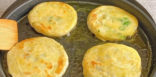 葱油饼怎么和面做又软又好吃窍门-葱油饼的家常做法12