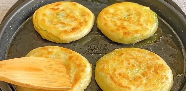 葱油饼怎么和面做又软又好吃窍门-葱油饼的家常做法13