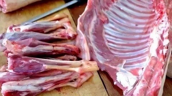 冬天吃绵羊好还是山羊好呢-冬天吃什么羊肉好1