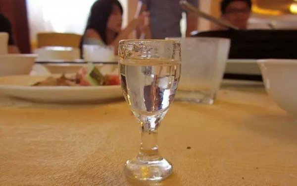 喝白酒会上头吗-喝白酒上...
