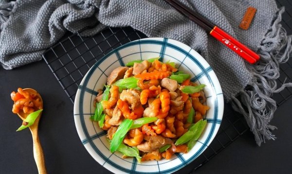 芹菜麻花炸鸡丁怎么做-芹...