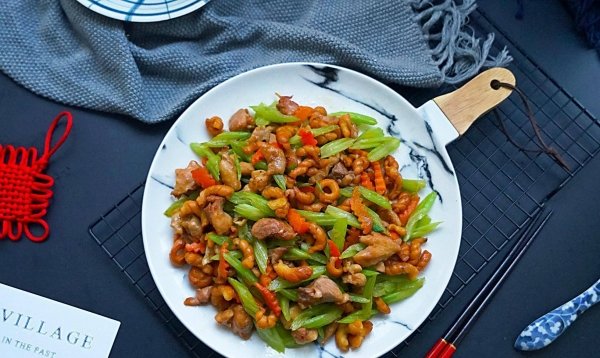 芹菜麻花炸鸡丁怎么做-芹菜麻花炸鸡丁的做法2