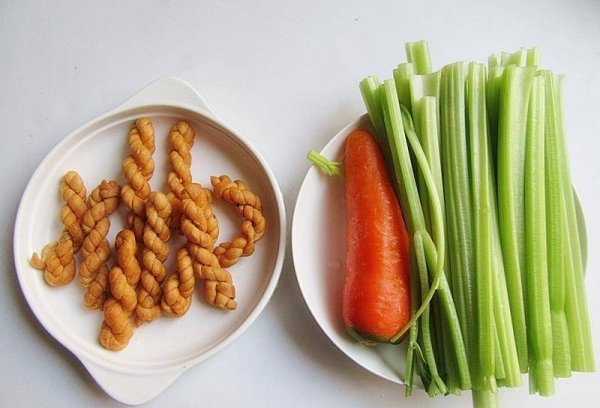 芹菜麻花炸鸡丁怎么做-芹菜麻花炸鸡丁的做法3